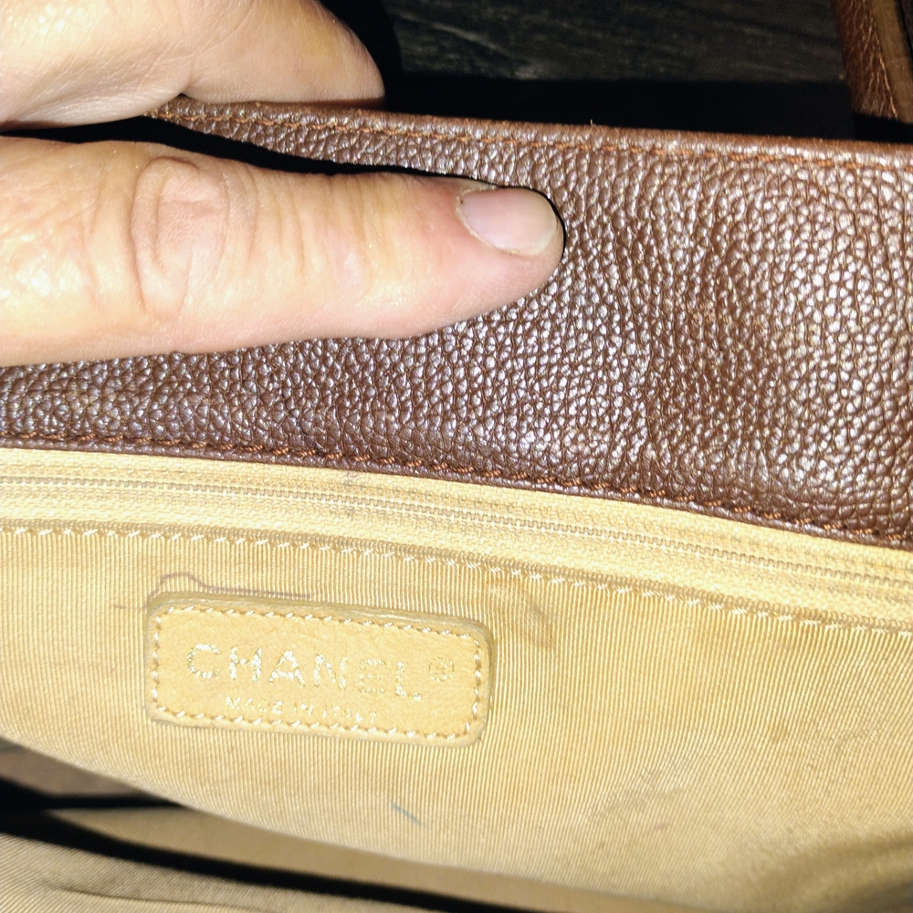 CHANEL Gold Leather Tote with Classic Elegance - Picture 2 of 10